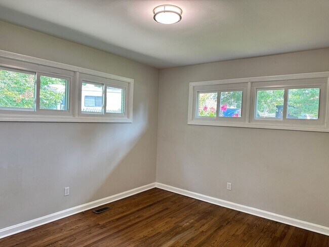 Building Photo - 907 Elwood Dr