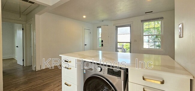 Building Photo - 1267 Little Bay Ave