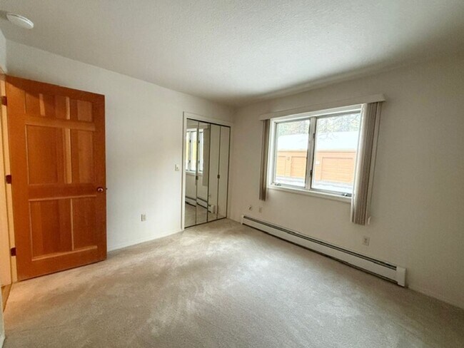 Building Photo - One-level living with garage close to Incline beaches