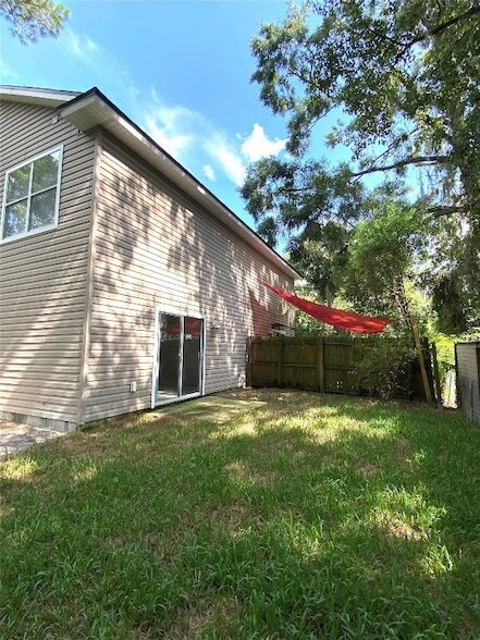 Building Photo - 86069 Pineview Dr
