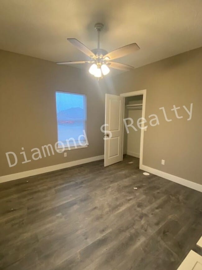 Building Photo - Gorgeous 4 Bedroom Ozark House Coming Earl...