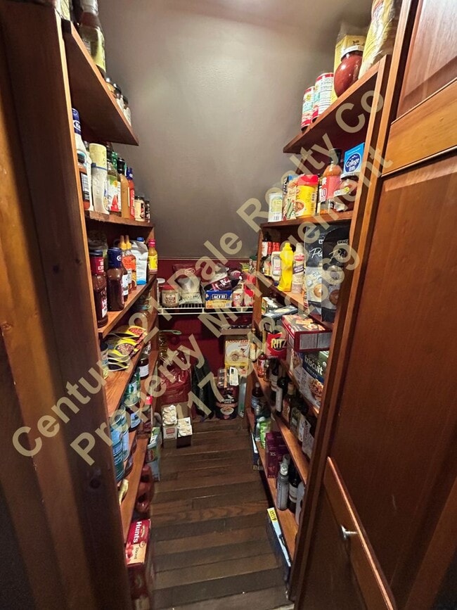 Building Photo - Large 3 Bedroom, 2 Bath Pet friendly home with off street parking and a 600sqft detached garage