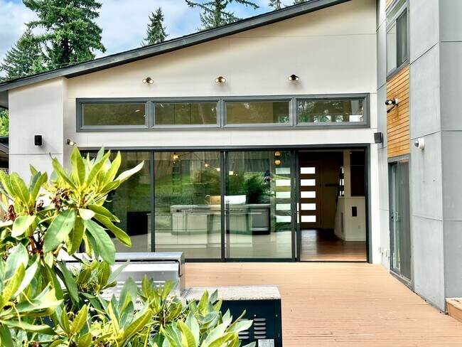 Building Photo - 6 BR / 4 BA – 4,100 SQ FT with Patio, Full Outdoor Grill, and Hot Tub