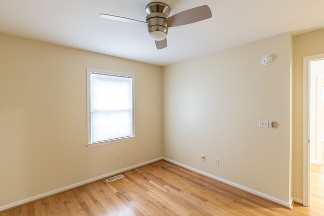 Building Photo - Single Family Home Minutes to DTWN/UVA Area