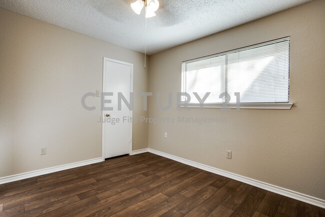 Building Photo - Beautifully Maintained 3/2/2 in Garland Fo...