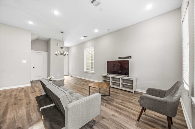 Building Photo - 6713 Parker Grv Ln