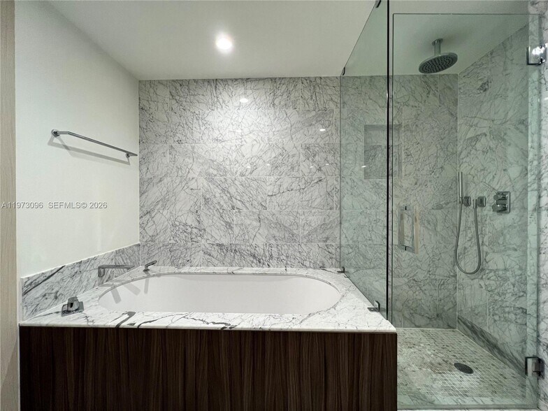 Building Photo - 1000 Brickell Plz