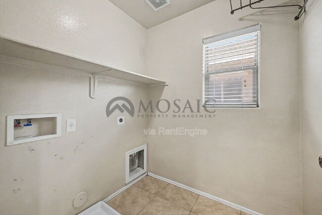 Building Photo - 3784 E Santa Fe Ln