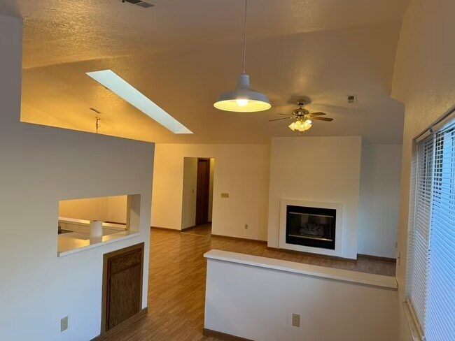 Building Photo - 716 Hilltop Ln