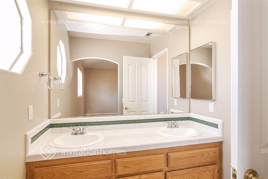 Building Photo - 27025 Hemingway Ct