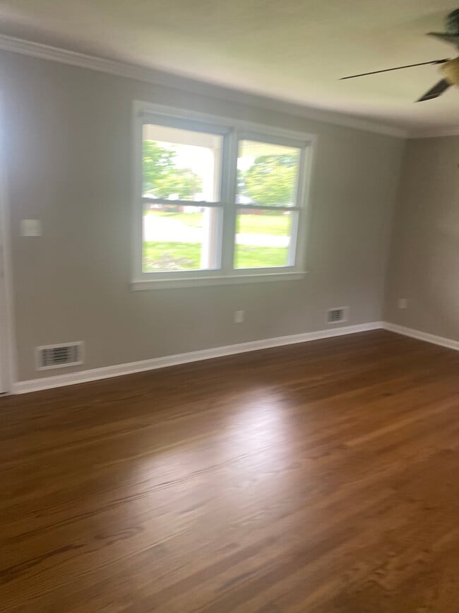 Building Photo - 704 Smith Way