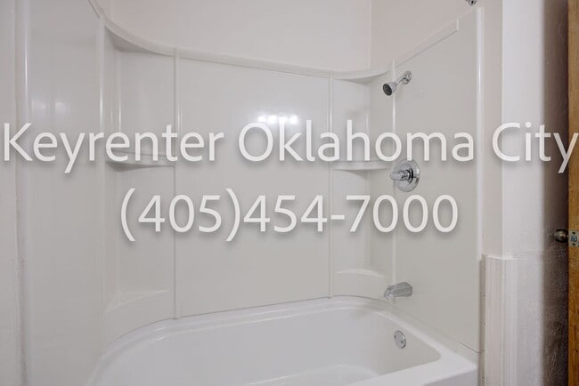 Building Photo - Massive 3BD/2BTH Home Minutes from the Highway.