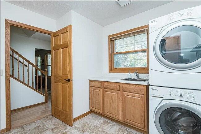 Building Photo - 4235 Stoneham Ln NW