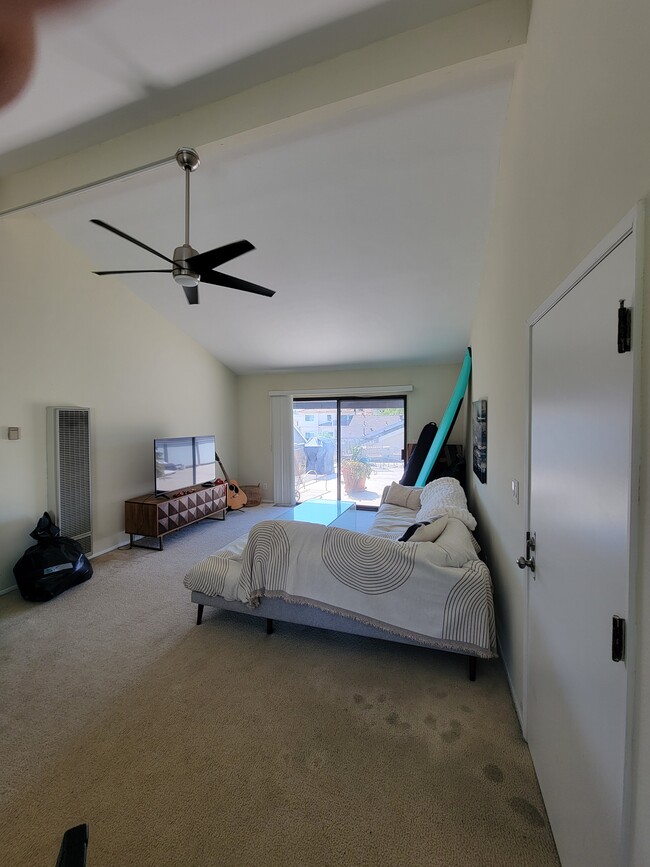 Living room facing South . - 2007 Ruhland Ave