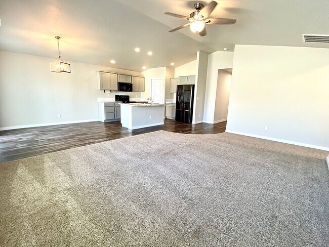 Building Photo - 3 Bedroom 2 Bath  PET FRIENDLY home in SW ...
