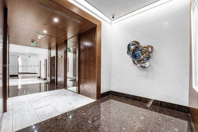 Building Photo - 200 Biscayne Blvd Way