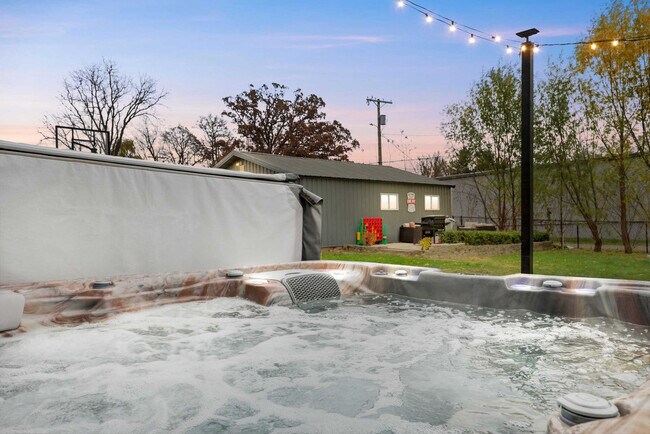 Building Photo - 924 Capital St