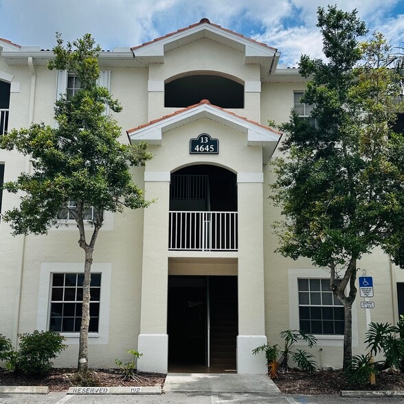 Building entry. Apartment located in first floor facing a garden. - 4645 Saint Croix Ln