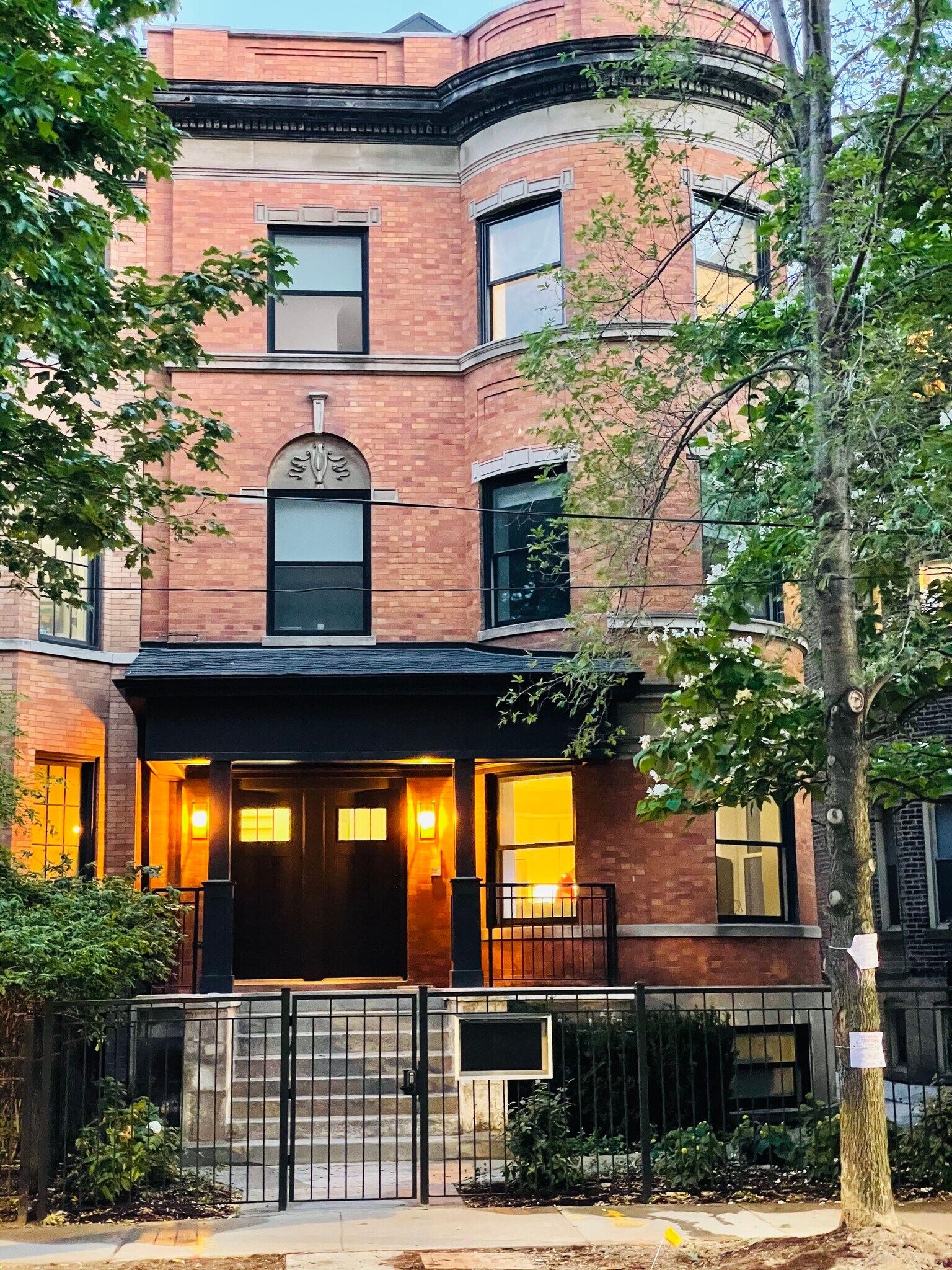 Building Photo - 843 W Wellington Ave