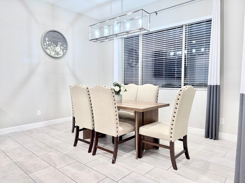 Building Photo - 2506 E Pleasant Ln