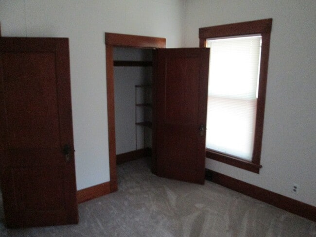 Building Photo - This Home Has 2 Sun Rooms