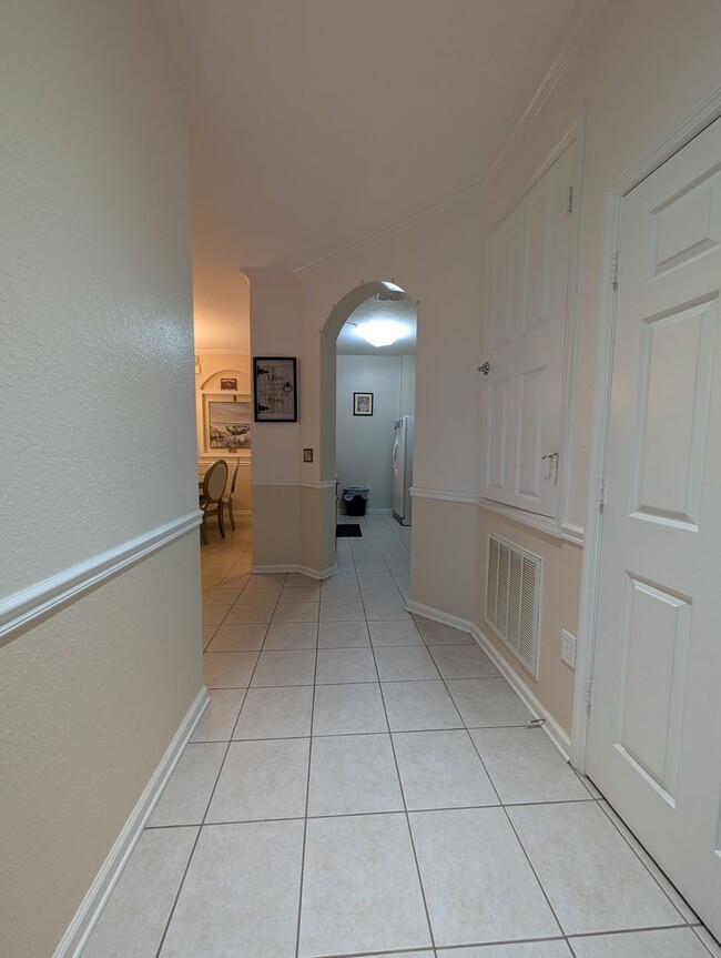 Building Photo - 3 Bedrooms 2 baths Immaculate condominium