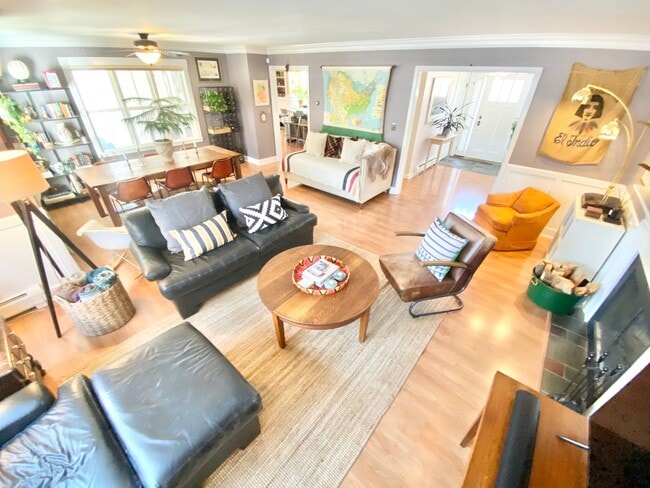 Building Photo - Charming 3-Bedroom 2-Bathroom Ranch in Laurel Hill Available 6/1