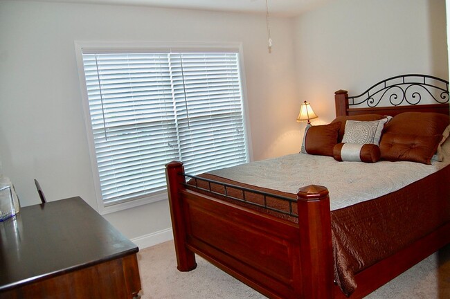 Building Photo - Beautiful four bedroom in Oyster Point - M...