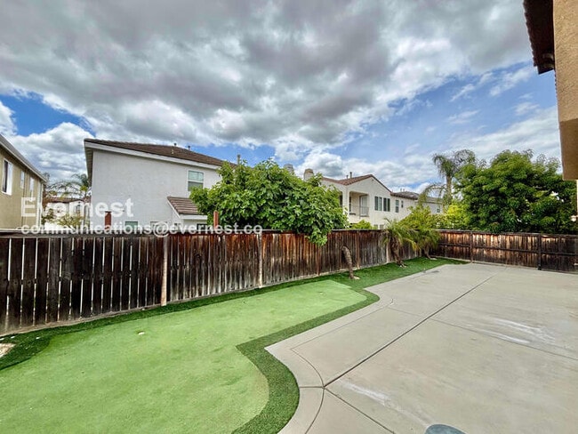Building Photo - 5 Bed/3.5 Bath Home with Garage / Vouchers Accepted / Available Now!