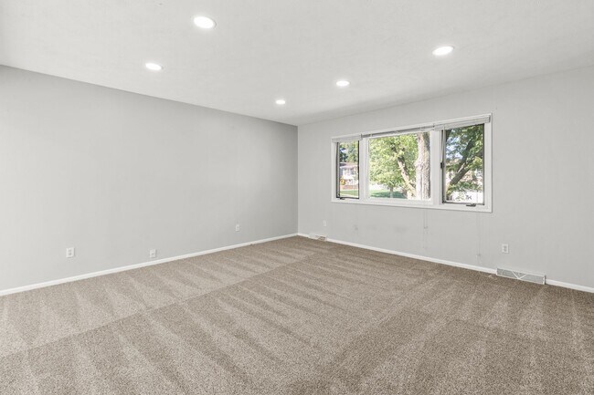 Building Photo - Stylish 3-Bed, 2-Bath Renovated Home with Granite Counters, 2-Car Garage & Large Fenced Yard in O...