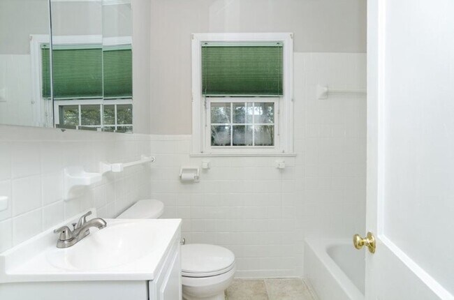 Building Photo - 229 Lullwater Dr