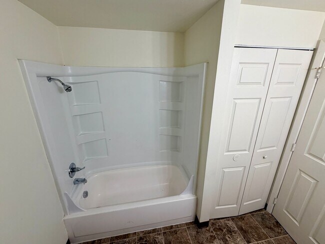 Building Photo - Two Bedroom Apartment in Central Salem