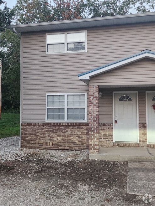 Building Photo - 2BED/1.5-2B15 BATH