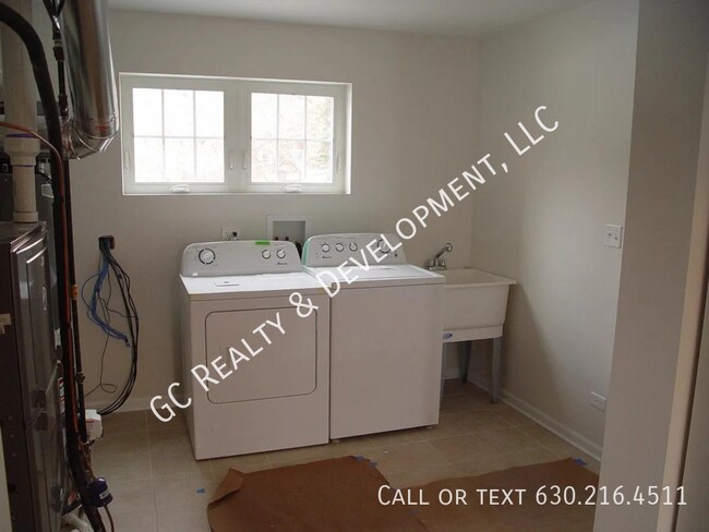 Building Photo - ***FULLY UPDATED HOFFMAN ESTATES HOME / BI...