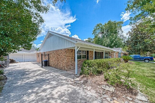 Building Photo - 918 Wycliffe Dr