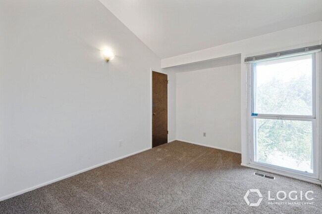 Building Photo - 1815 N Woodside Dr E
