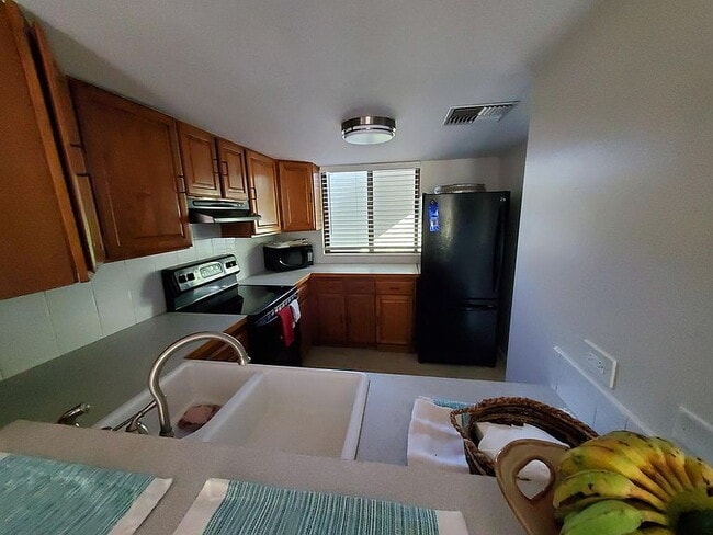 Building Photo - "Experience Island Living: Spacious 2-Bed, 2-Bath Retreat on Alii Drive!"