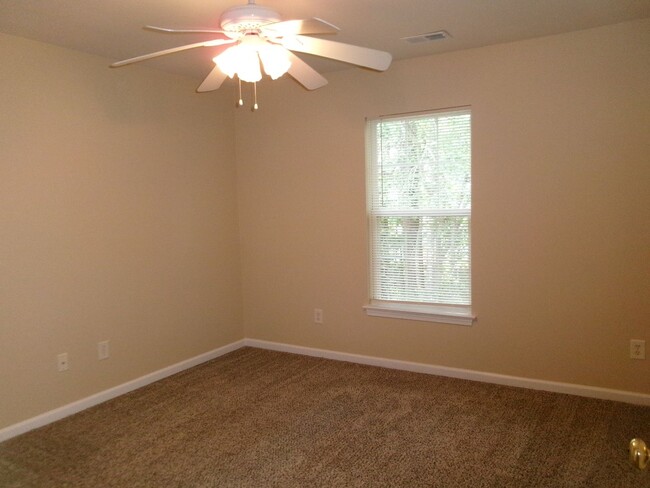 Building Photo - Second floor 2 bedroom, 2 bath condo with ...