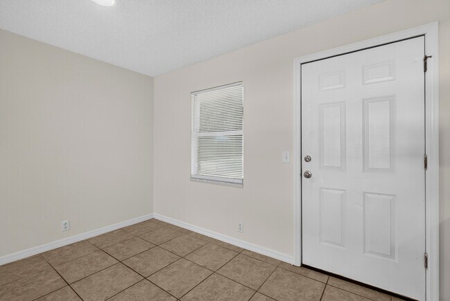 Building Photo - 308 Fern St