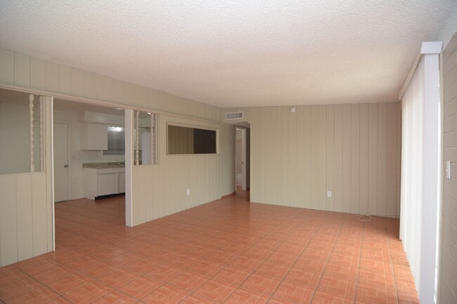 Building Photo - Charming 4 Bedroom 2 Bath House! South Tucson Location! Close to the 1-19!
