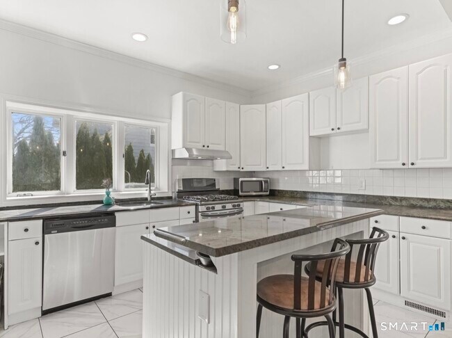 Building Photo - 709 Tunxis Hill Rd