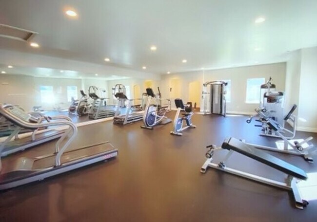 Building Photo - Great 3 Bed 2 Bath Sandy Condo!!