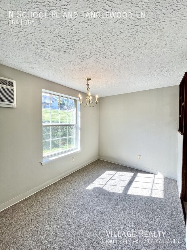 Building Photo - MOVE-IN READY! Top Floor! Roomy 1-Bed with...