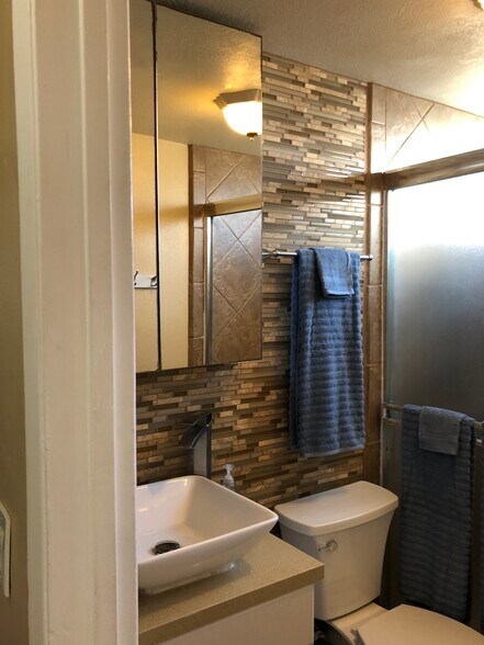 Modern, full bathroom #2 - 3261 Ocean Front Walk