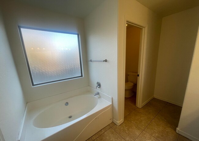 Building Photo - Charming 4 bed 2 bath home in the Ghost Ranch Communtity