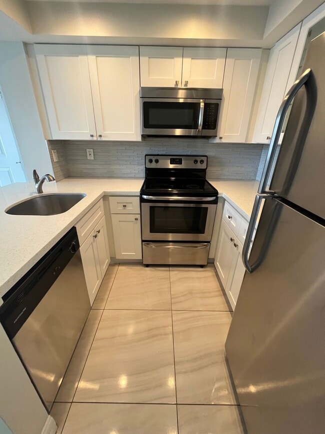 Building Photo - ONE BEDROOM ONE BATHROOM! FULLY RENOVATED Stainless Appliances!