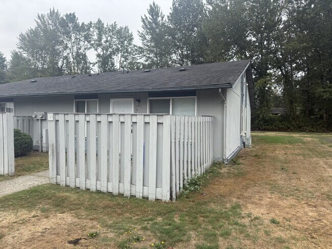 Building Photo - Cozy 1 Bedroom Apartment- $200 off 1st Mon...