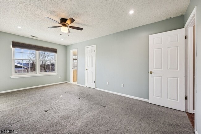 Building Photo - 1075 Ash Dr