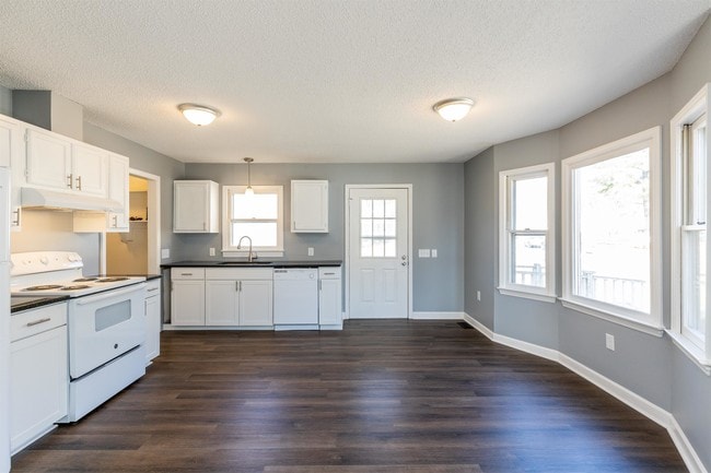 Building Photo - 700 Western Ave