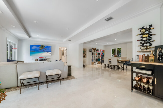Building Photo - 6925 Tordera St